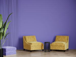 Helle Kombination aus violettem Lavendelhintergrund und hellen Sesseln. 