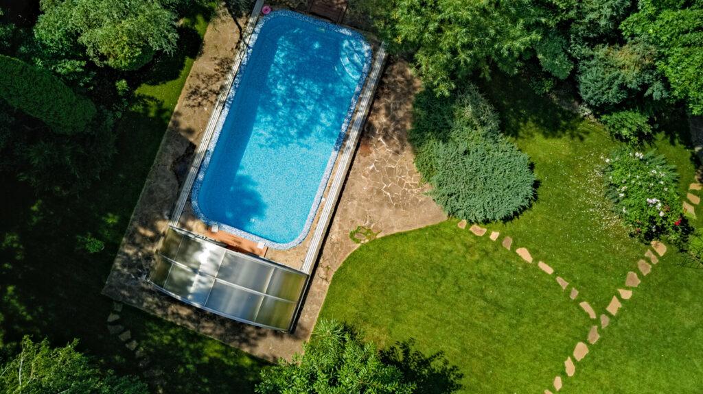 Swimmingpool in einem schönen Garten, Vogelperspektive.