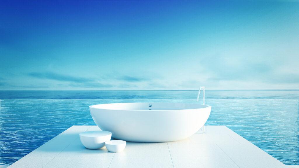 Strandbadezimmer, luxuriöses und modernes Badezimmer von Meer umgeben, Symbol für paradiesisches Badezimmer.