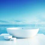 Strandbadezimmer, luxuriöses und modernes Badezimmer von Meer umgeben, Symbol für paradiesisches Badezimmer.