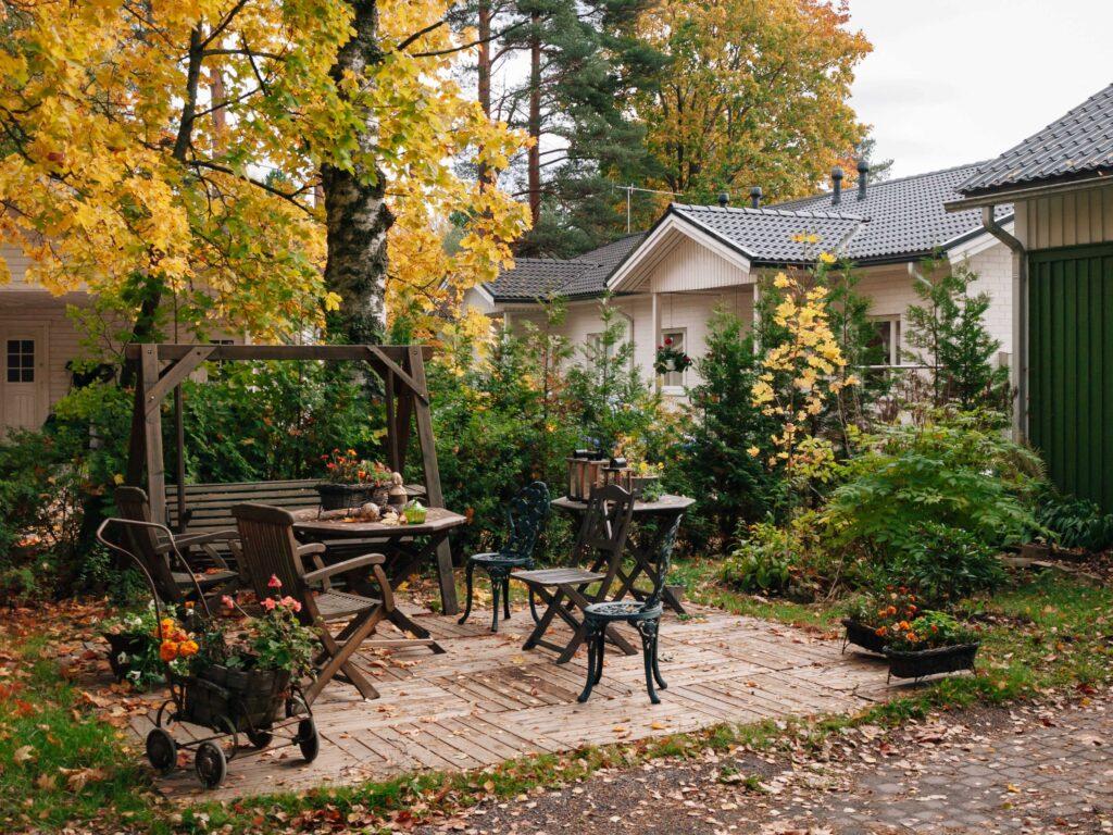Garten mit Terrasse und Möbeln