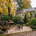 Garten mit Terrasse und Möbeln