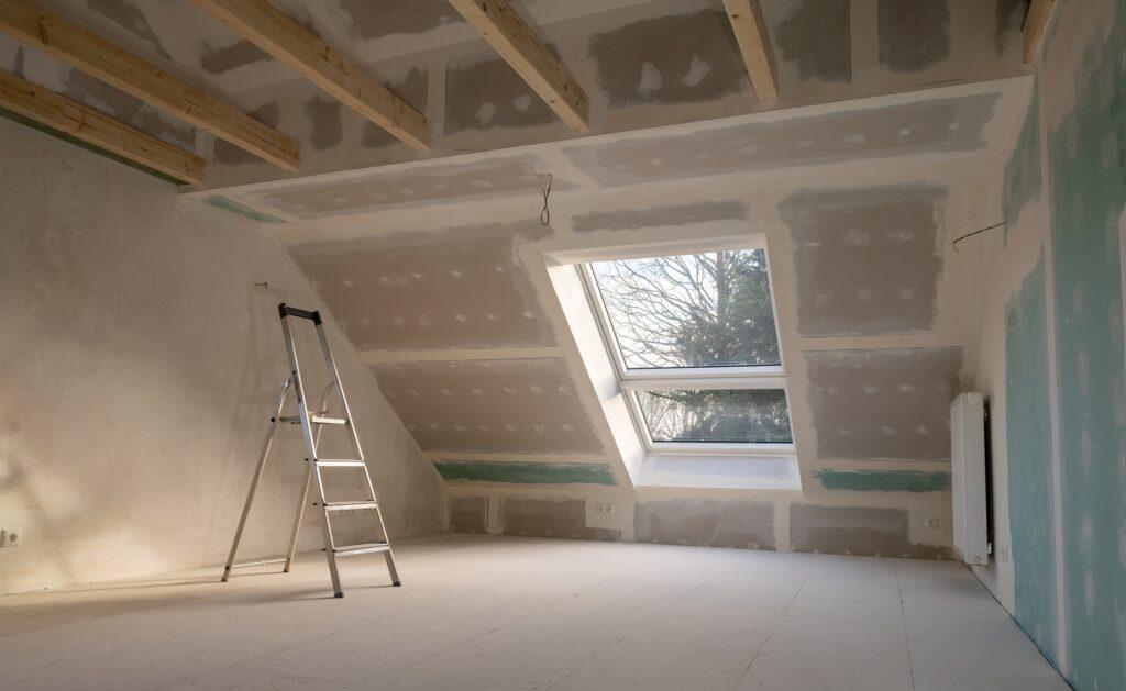 Renoviertes Dachgeschoss mit Dachfenster und Leiter | Dachbegrünung extensiv