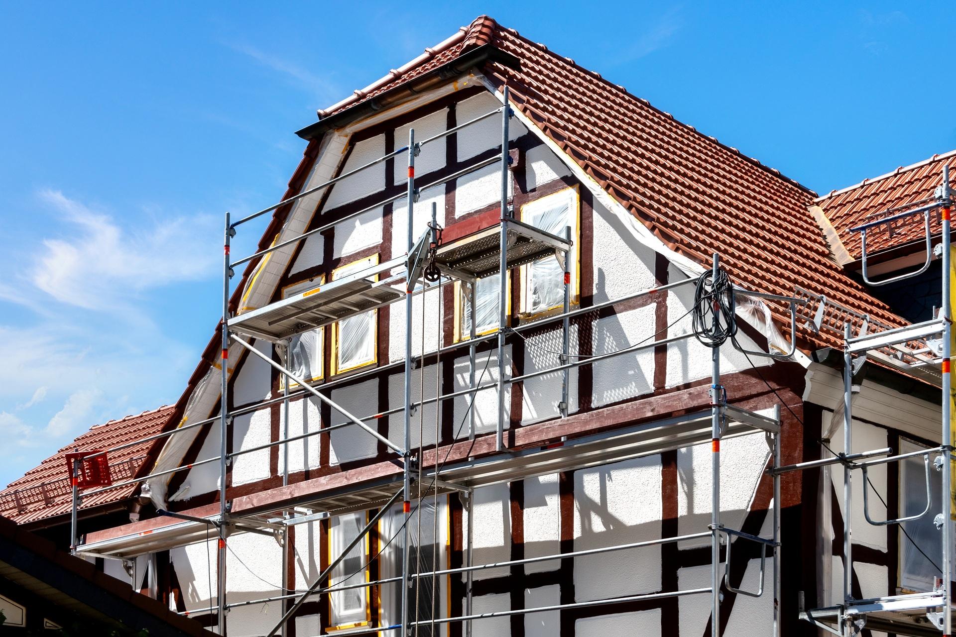 Fachwerkhaus mit Baugeruest zur Renovierung | Dachbegrünung extensiv