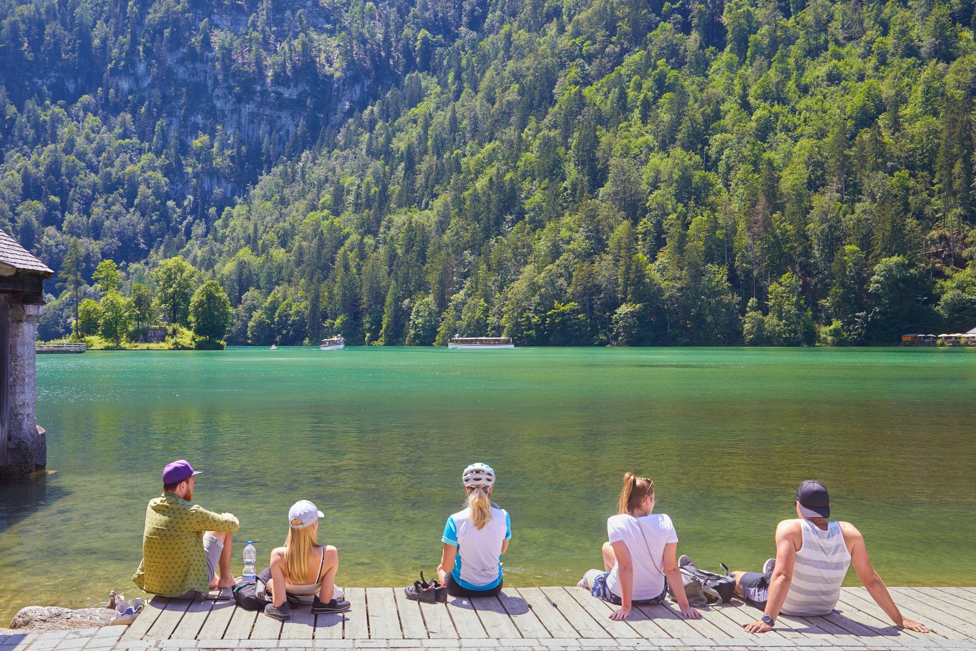 Familie am Bergsee in Bayern