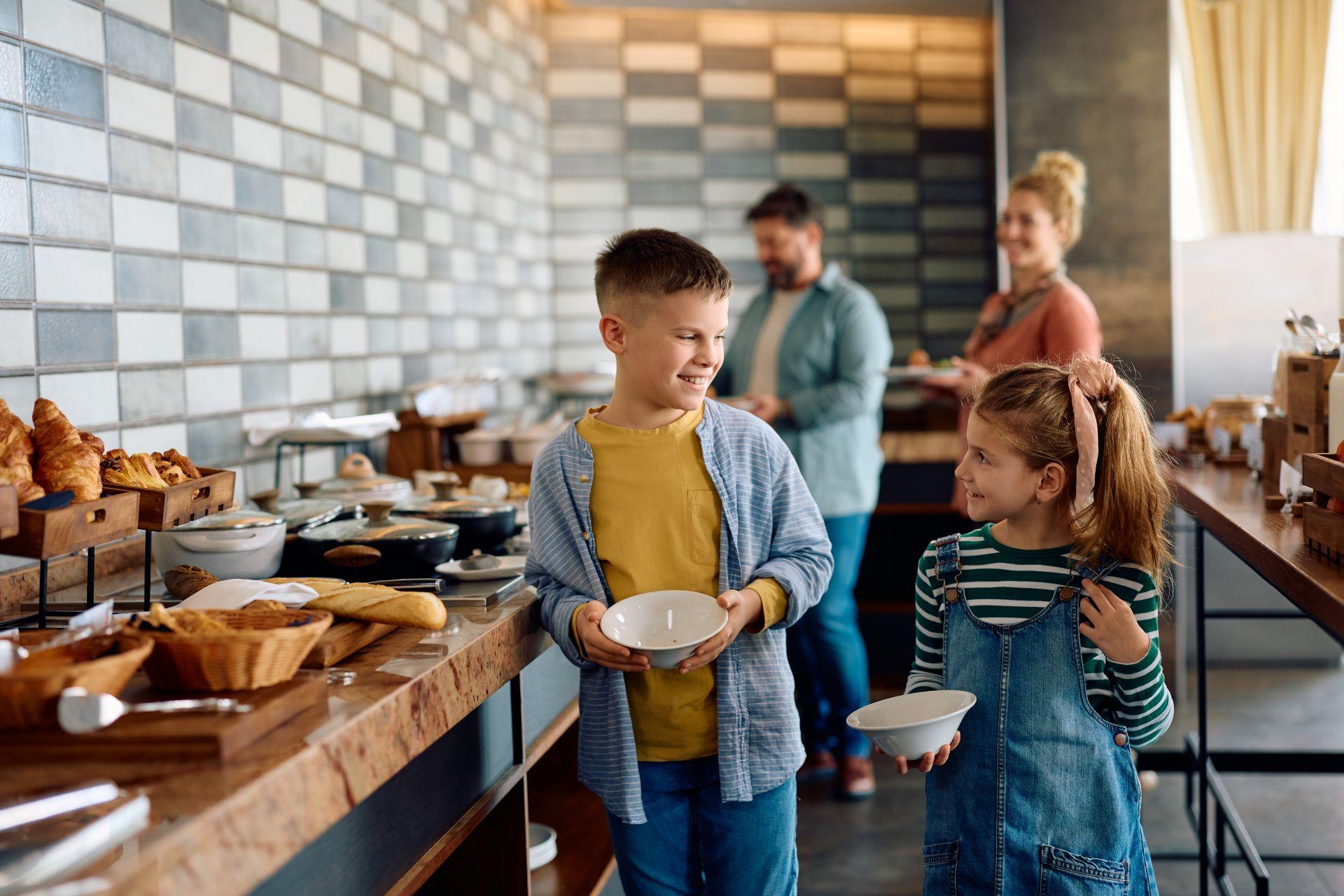 Kinder am Buffet im Hotelrestaurant