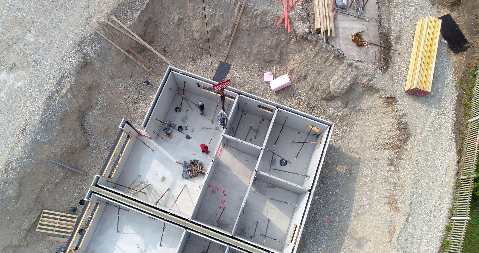 Baugrube mit Kellerfundament und Abwasserpumpen