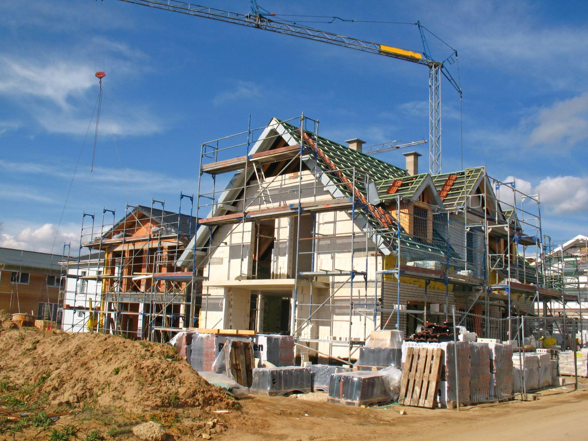 Neubau eines Hauses mit Gerüst und Abwasserpumpen