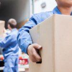 Mitarbeiter des Umzugsunternehmen Hamm tragen Kartons in einen Transporter fuer einen reibungslosen Umzugstag.